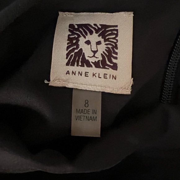 Anne Klein
Black Pencil Skirt
Size 10 - Picture 2 of 3